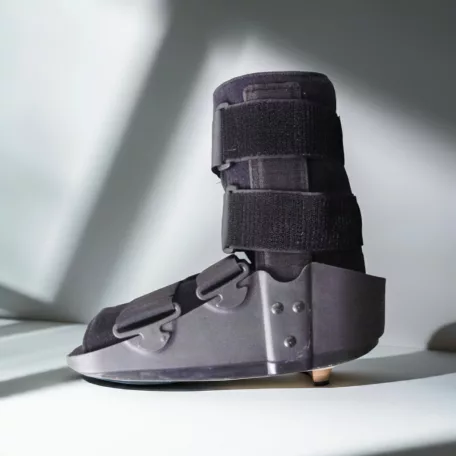 Boka- és lábszárrögzítő csizma Walker fix bokaszögben rövid Mobiak