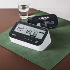   OMRON M4 Connect AFib felkaros okos-vérnyomásmérő Bluetooth adatátvitellel 